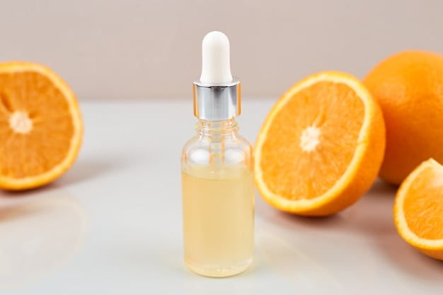 Combining Forces: Unlocking the Power of Vitamin C and Salicylic Acid in Skincare